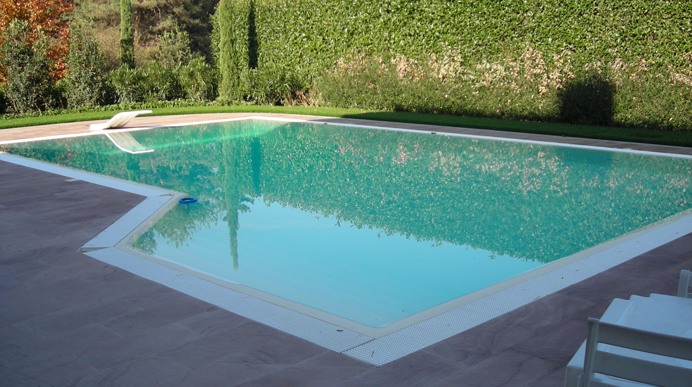 Giardino privato con piscina