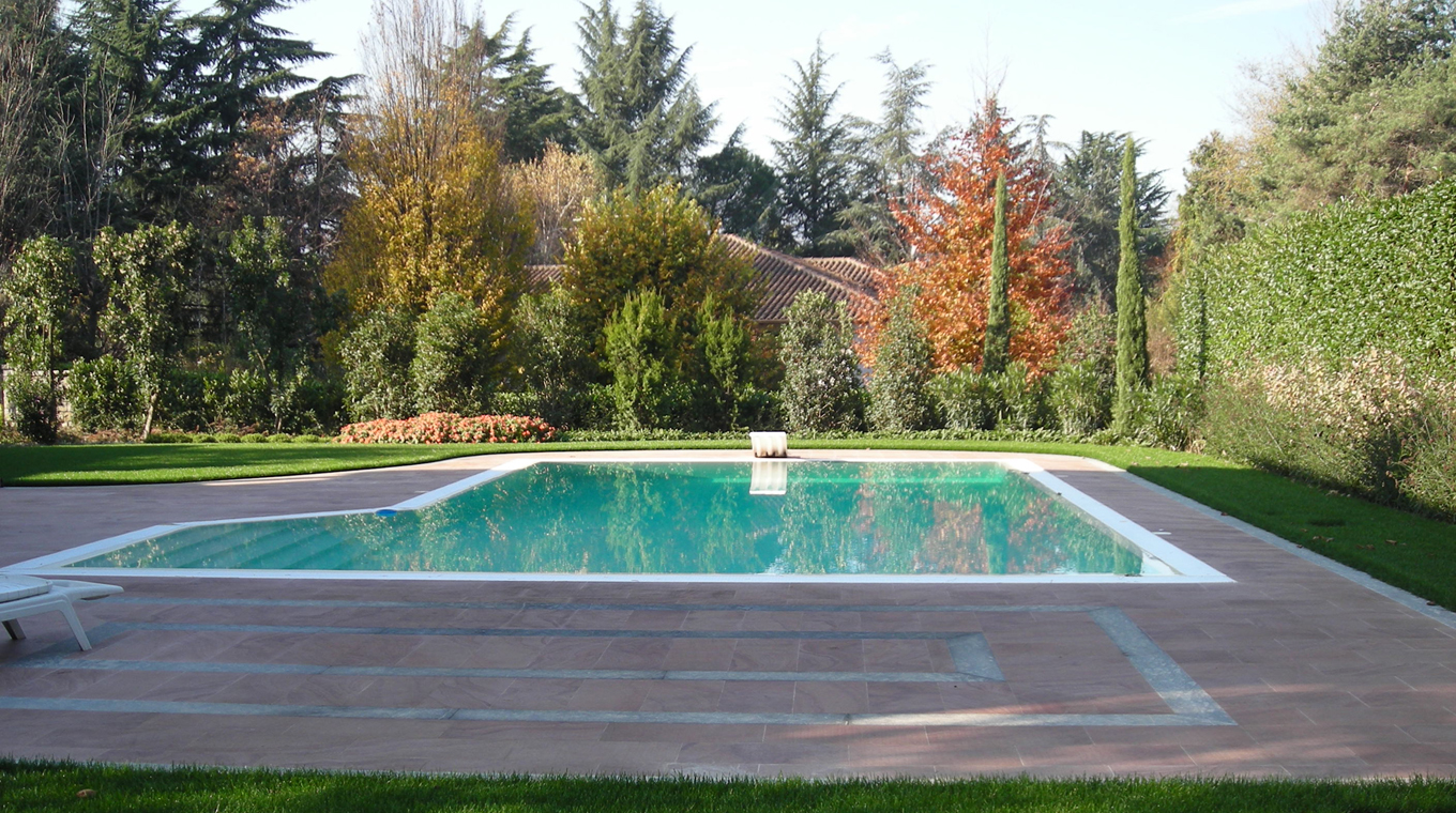 Giardino privato con piscina