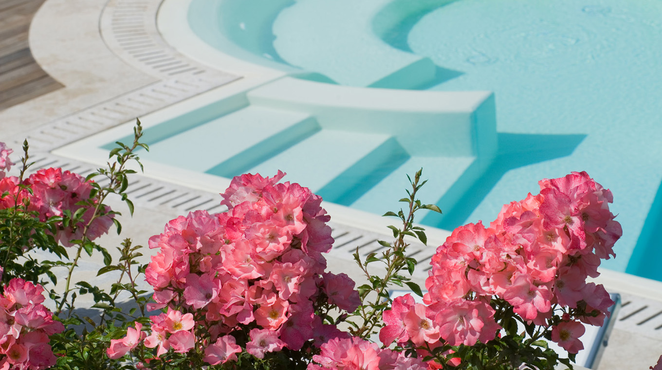 Giardino privato con piscina al lago