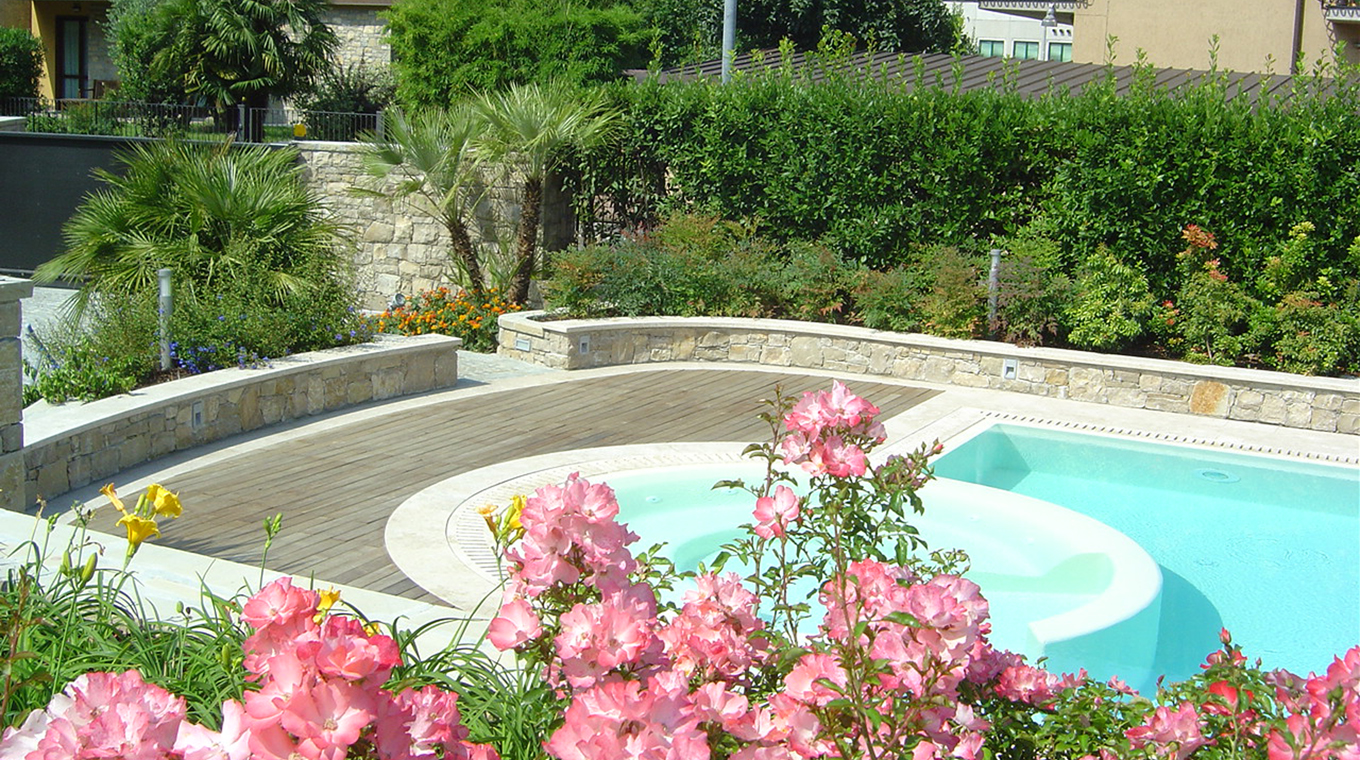 Giardino privato con piscina al lago