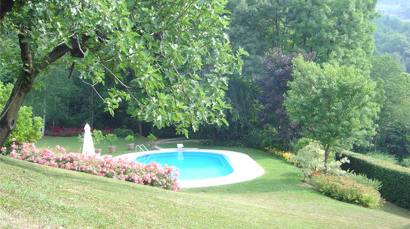 Nuovo giardino con piscina in collina